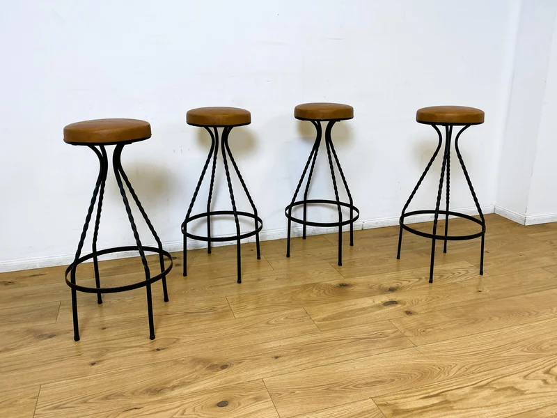 WMK I Set aus 4 sehr schönen Vintage Barhockern aus Metall mit cognacfarbenem Kunstleder Sitz