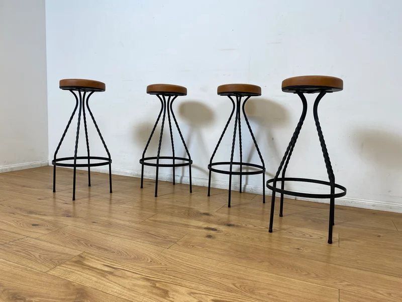 WMK I Set aus 4 sehr schönen Vintage Barhockern aus Metall mit cognacfarbenem Kunstleder Sitz