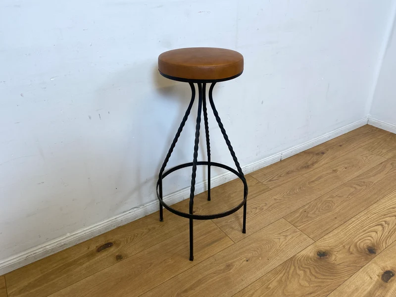 WMK I Set aus 4 sehr schönen Vintage Barhockern aus Metall mit cognacfarbenem Kunstleder Sitz