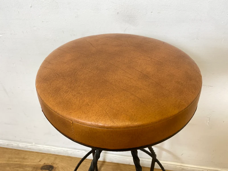 WMK I Set aus 4 sehr schönen Vintage Barhockern aus Metall mit cognacfarbenem Kunstleder Sitz