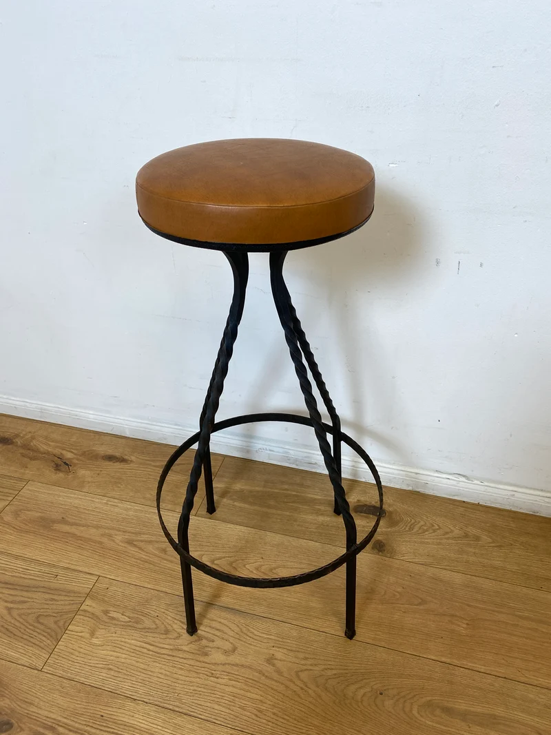 WMK I Set aus 4 sehr schönen Vintage Barhockern aus Metall mit cognacfarbenem Kunstleder Sitz