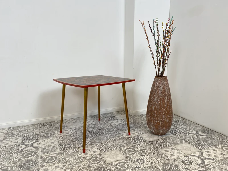 WMK # Freundlicher und gut erhaltener Mid-Century Couchtisch im Chochloma Stil handbemalter Oberfläche & konischen Füßen