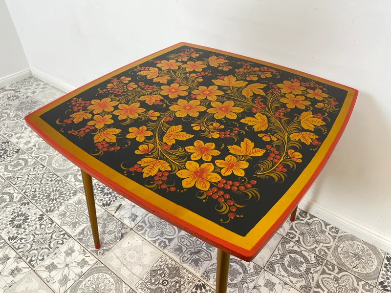 WMK # Freundlicher und gut erhaltener Mid-Century Couchtisch im Chochloma Stil handbemalter Oberfläche & konischen Füßen