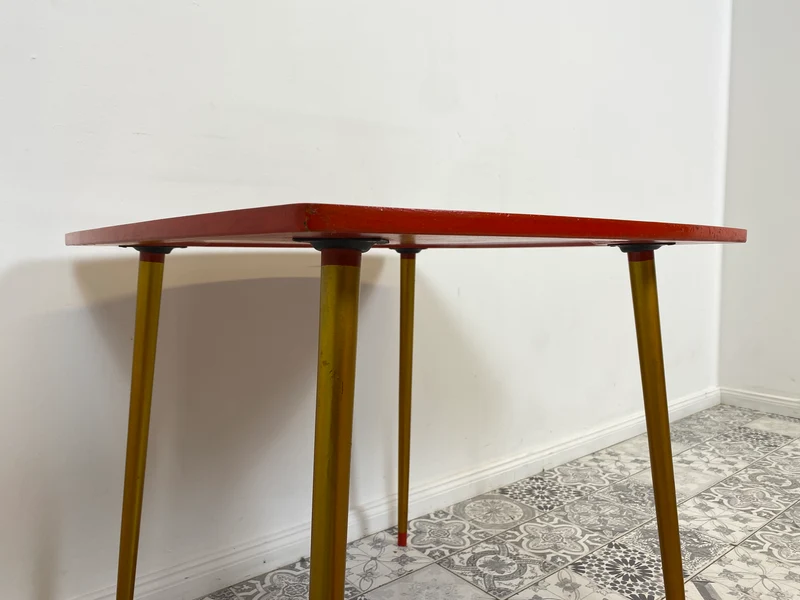 WMK # Freundlicher und gut erhaltener Mid-Century Couchtisch im Chochloma Stil handbemalter Oberfläche & konischen Füßen