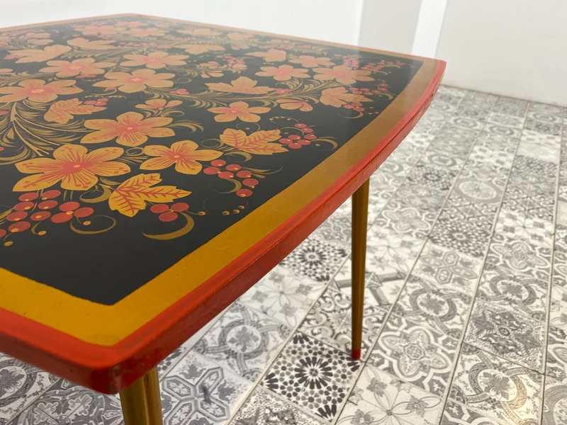 WMK # Freundlicher und gut erhaltener Mid-Century Couchtisch im Chochloma Stil handbemalter Oberfläche & konischen Füßen