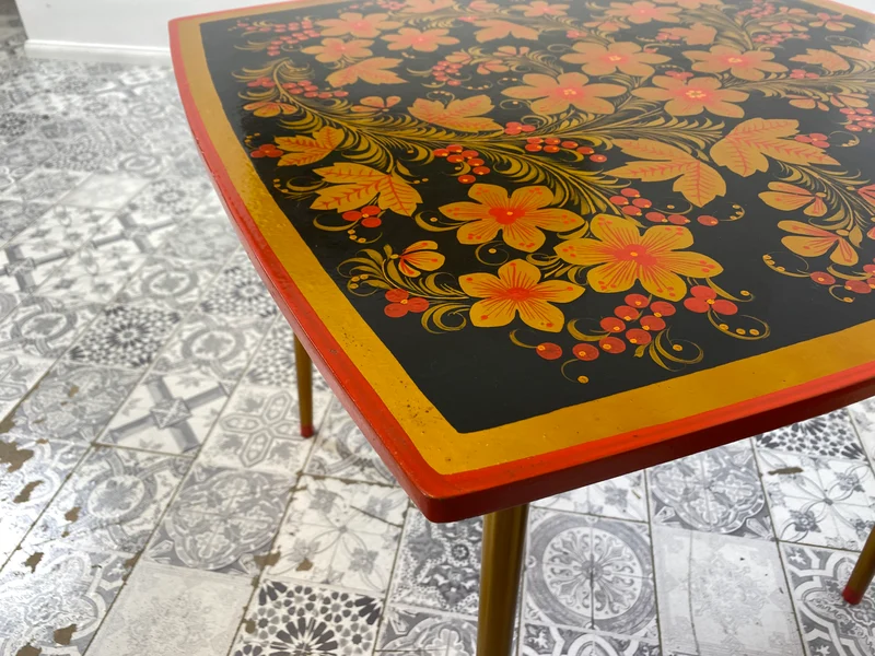 WMK # Freundlicher und gut erhaltener Mid-Century Couchtisch im Chochloma Stil handbemalter Oberfläche & konischen Füßen