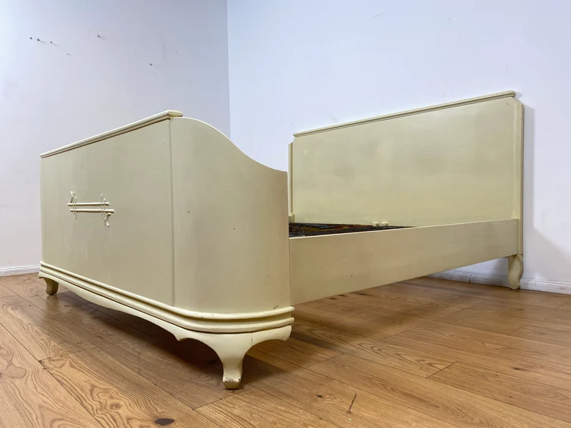 WMK I Wunderschönes weißes 1930er Jahre Bett aus vollem Holz mit original Spiralfedern
