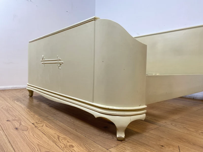 WMK I Wunderschönes weißes 1930er Jahre Bett aus vollem Holz mit original Spiralfedern