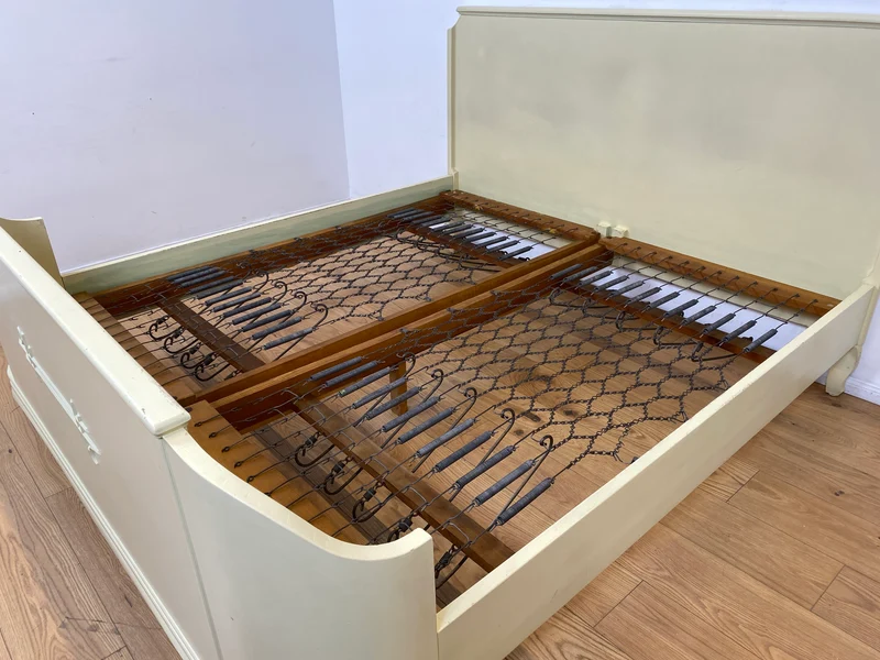 WMK I Wunderschönes weißes 1930er Jahre Bett aus vollem Holz mit original Spiralfedern