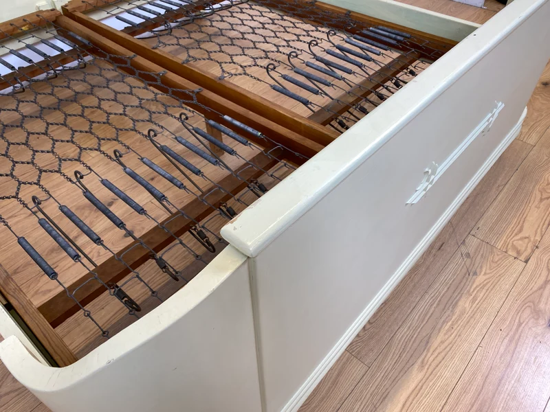 WMK I Wunderschönes weißes 1930er Jahre Bett aus vollem Holz mit original Spiralfedern