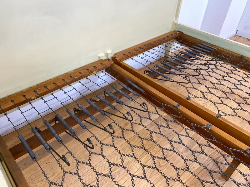 WMK I Wunderschönes weißes 1930er Jahre Bett aus vollem Holz mit original Spiralfedern
