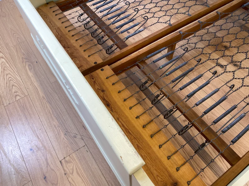 WMK I Wunderschönes weißes 1930er Jahre Bett aus vollem Holz mit original Spiralfedern