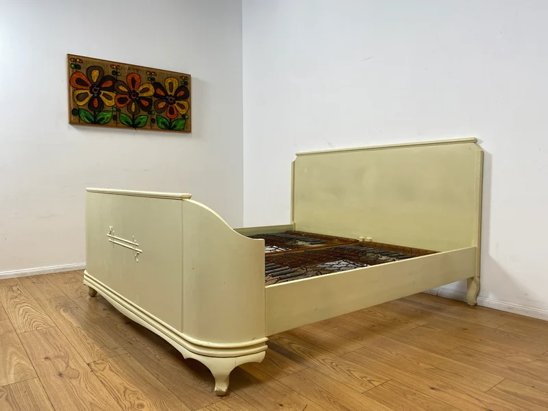 WMK I Wunderschönes weißes 1930er Jahre Bett aus vollem Holz mit original Spiralfedern