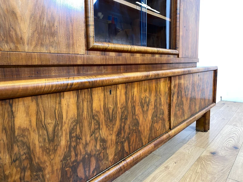 WMK I Wunderschöner 30er Jahre Art Deco Wohnzimmerschrank I Vollholz in edlem Walnuss