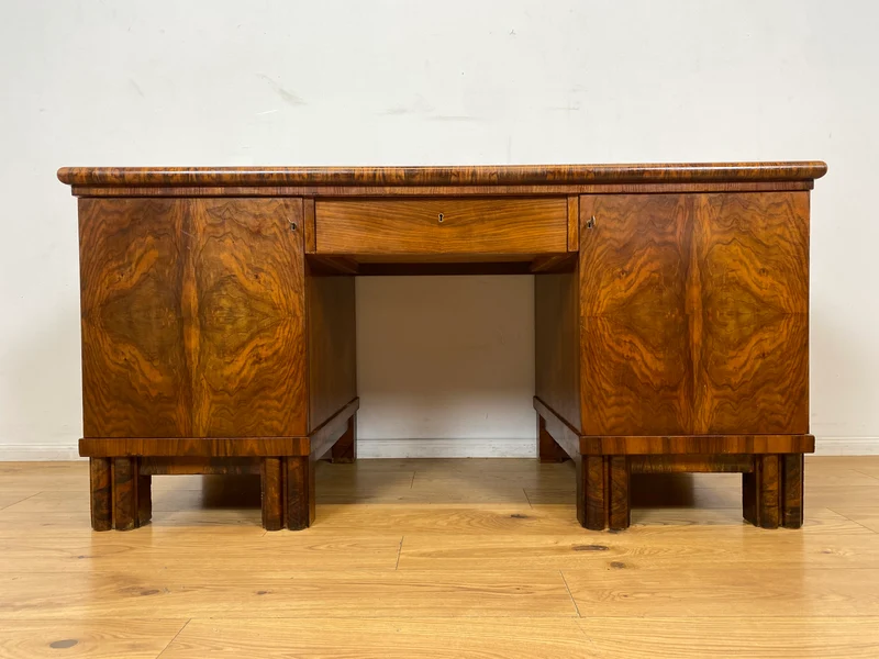 WMK I Imposanter freistehender 30er Jahre Art Deco Schreibtisch aus vollem Holz in edlem Walnuss