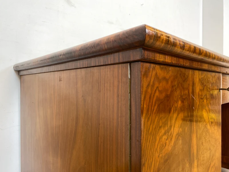 WMK I Imposanter freistehender 30er Jahre Art Deco Schreibtisch aus vollem Holz in edlem Walnuss
