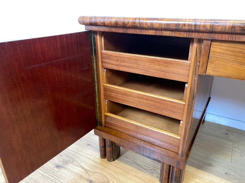 WMK I Imposanter freistehender 30er Jahre Art Deco Schreibtisch aus vollem Holz in edlem Walnuss