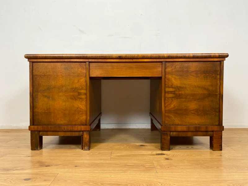 WMK I Imposanter freistehender 30er Jahre Art Deco Schreibtisch aus vollem Holz in edlem Walnuss