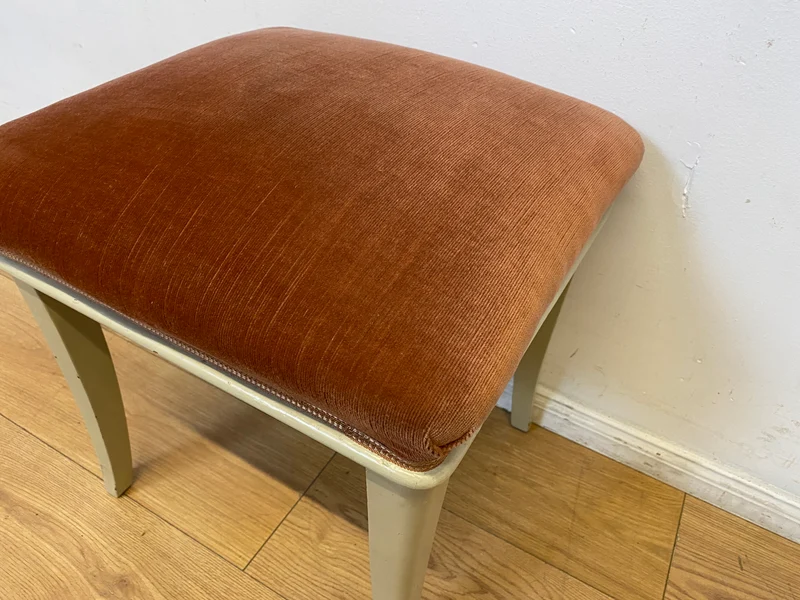 WMK I Sehr schöner weißer 60er Jahre Hocker mit altrosa Originalbezug und bequemen Federkern