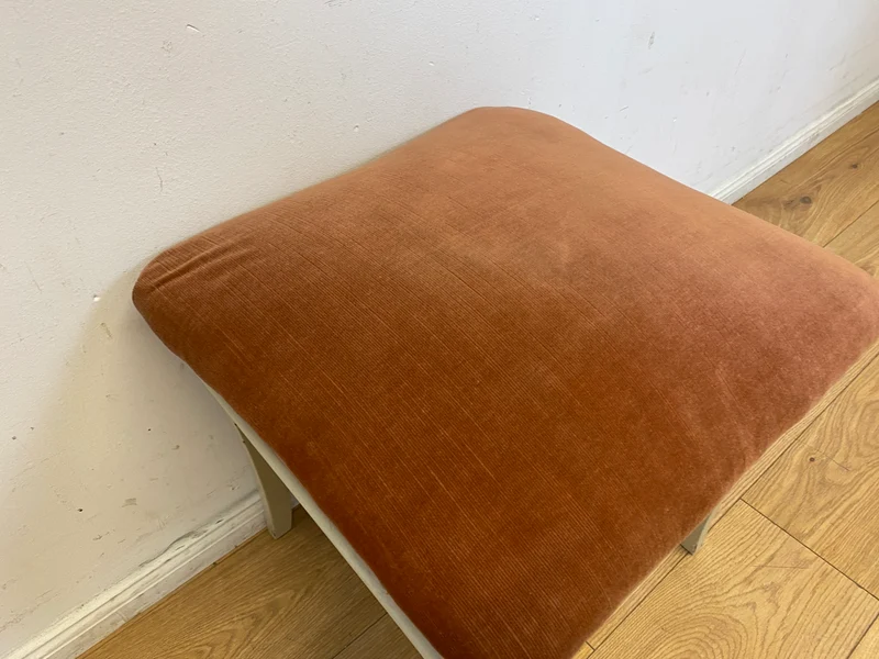 WMK I Sehr schöner weißer 60er Jahre Hocker mit altrosa Originalbezug und bequemen Federkern