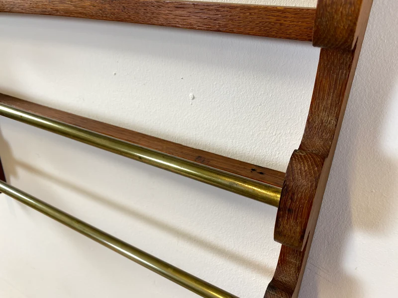 WMK I Schönes Mid-Century Wandregal für Geschirrtücher / Handtücher I Vollholz mit Messingstangen