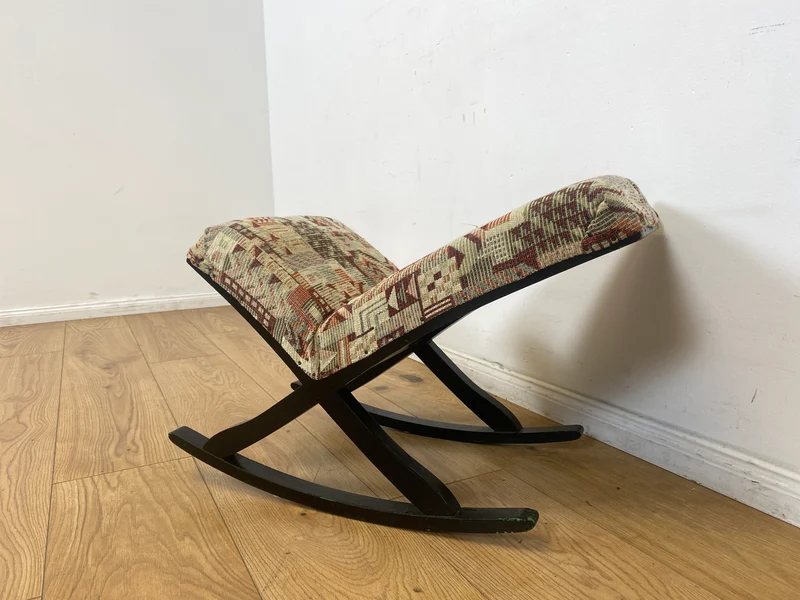 WMK I Sehr hübscher skandinavischer Mid-Century Schaukelhocker mit Polsterung und späterem Bezug