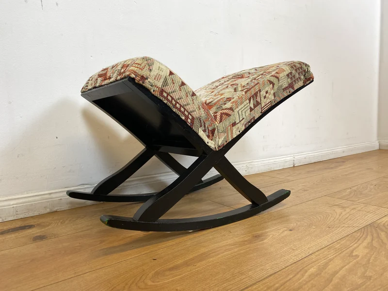 WMK I Sehr hübscher skandinavischer Mid-Century Schaukelhocker mit Polsterung und späterem Bezug