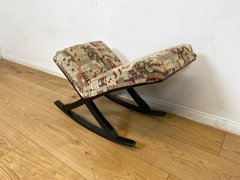 WMK I Sehr hübscher skandinavischer Mid-Century Schaukelhocker mit Polsterung und späterem Bezug