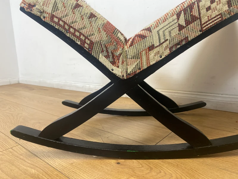 WMK I Sehr hübscher skandinavischer Mid-Century Schaukelhocker mit Polsterung und späterem Bezug