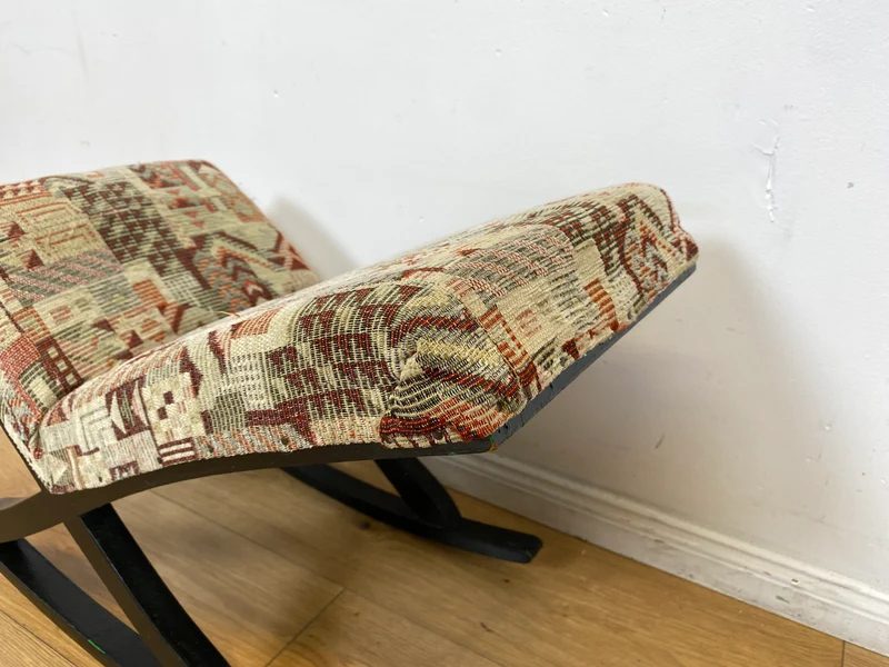 WMK I Sehr hübscher skandinavischer Mid-Century Schaukelhocker mit Polsterung und späterem Bezug
