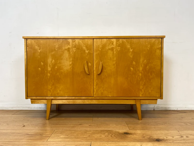 Stilvolles helles Mid-Century Sideboard aus vollem Holz in Birke mit hübschen Holzgriffen