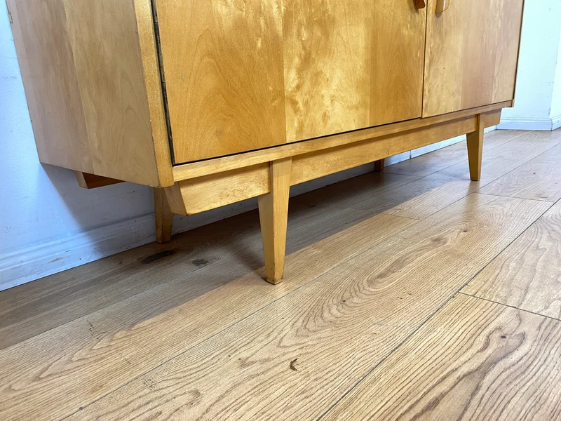 Stilvolles helles Mid-Century Sideboard aus vollem Holz in Birke mit hübschen Holzgriffen