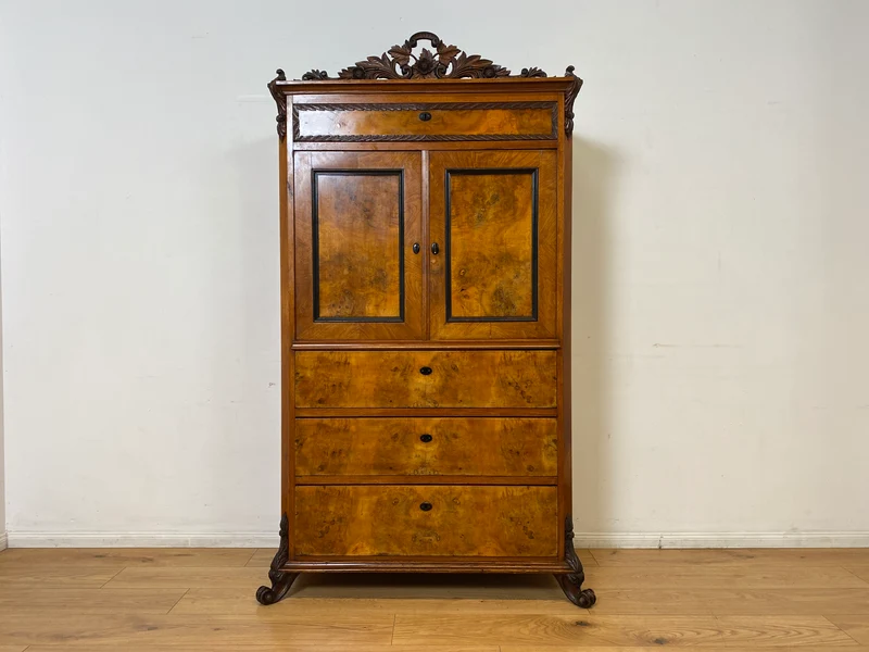 Vornehmer antiker Schrank , Vollholz in Nussbaum , mit Bar Fach.