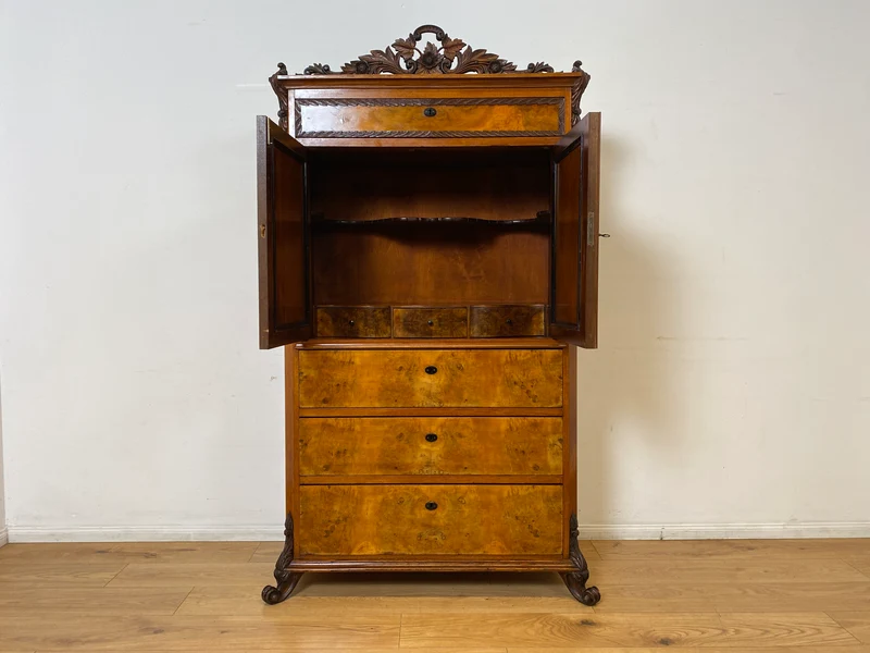 Vornehmer antiker Schrank , Vollholz in Nussbaum , mit Bar Fach.
