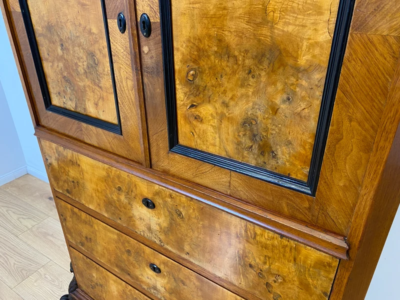 Vornehmer antiker Schrank , Vollholz in Nussbaum , mit Bar Fach.