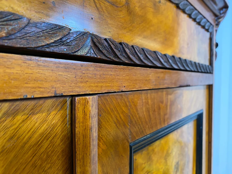 Vornehmer antiker Schrank , Vollholz in Nussbaum , mit Bar Fach.