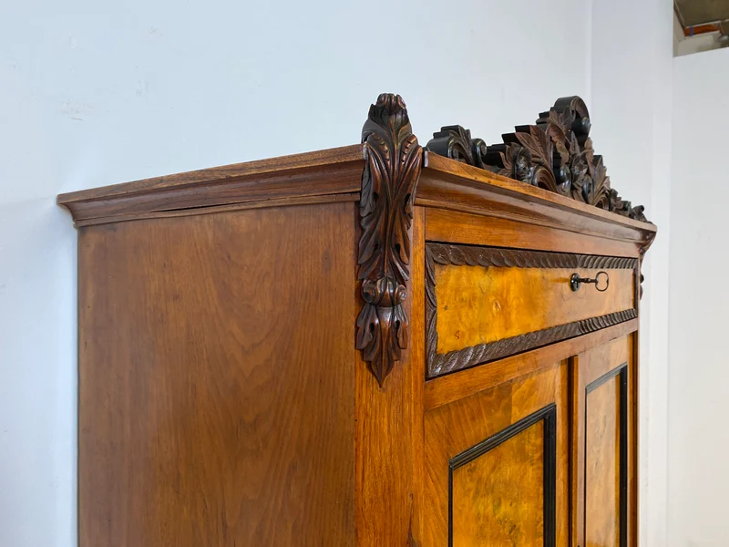 Vornehmer antiker Schrank , Vollholz in Nussbaum , mit Bar Fach.
