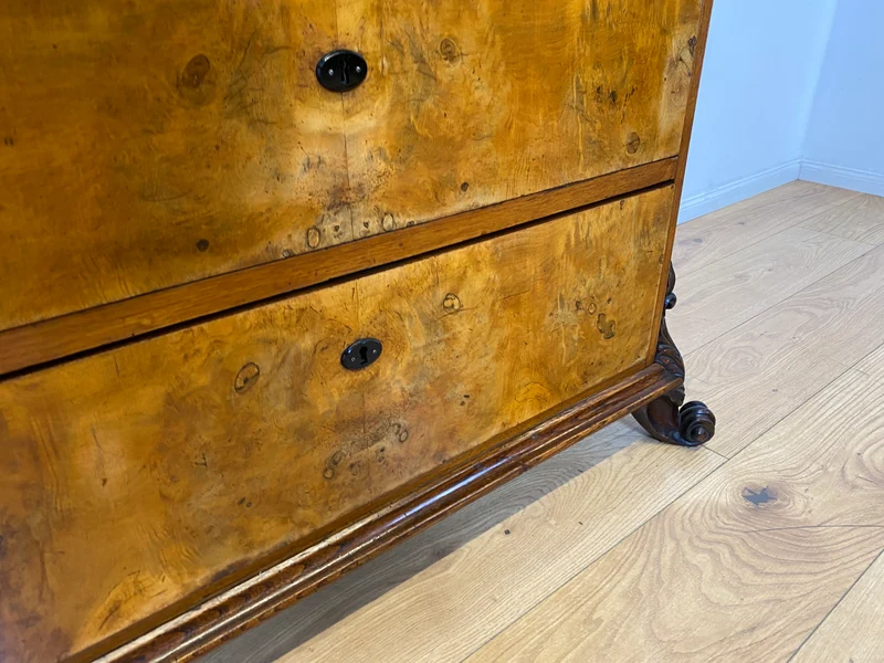 Vornehmer antiker Schrank , Vollholz in Nussbaum , mit Bar Fach.
