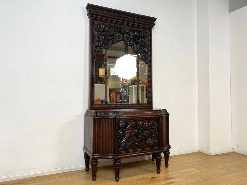 Edle antike Spiegelkommode aus vollem Holz handverziert mit floralem Ornamenten.
