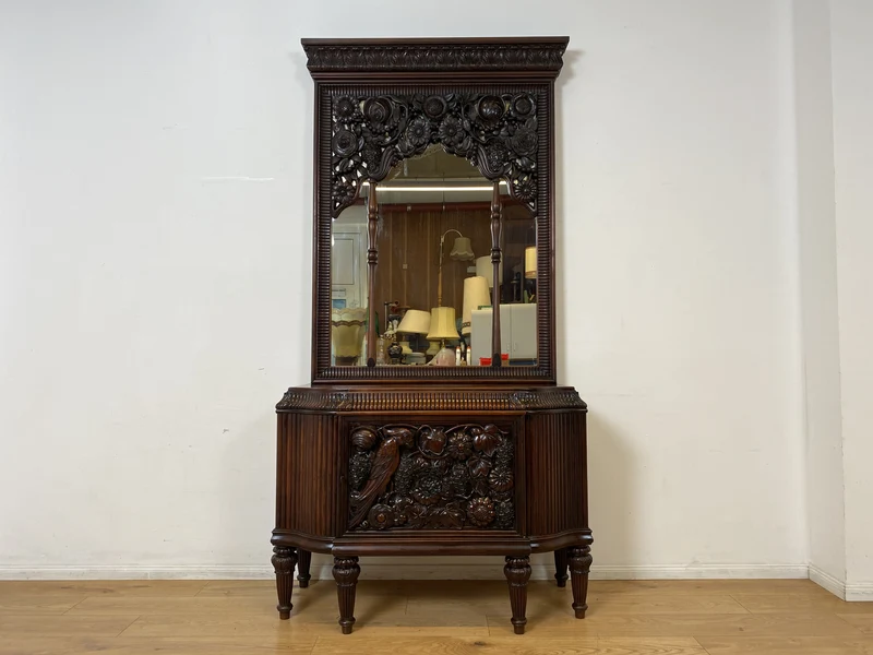 Edle antike Spiegelkommode aus vollem Holz handverziert mit floralem Ornamenten.