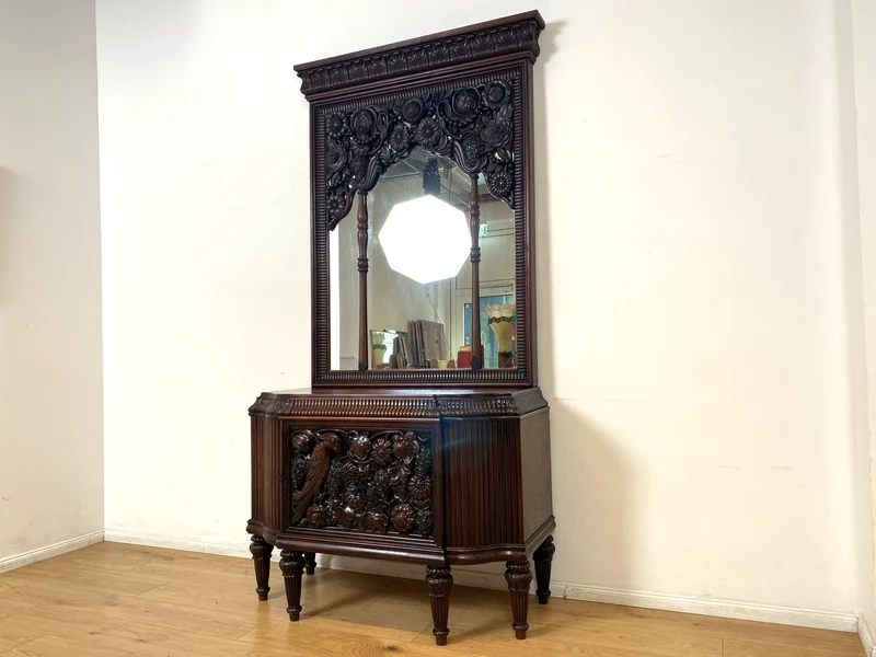 Edle antike Spiegelkommode aus vollem Holz handverziert mit floralem Ornamenten.
