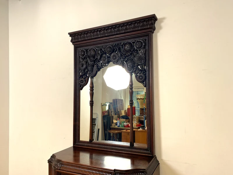 Edle antike Spiegelkommode aus vollem Holz handverziert mit floralem Ornamenten.