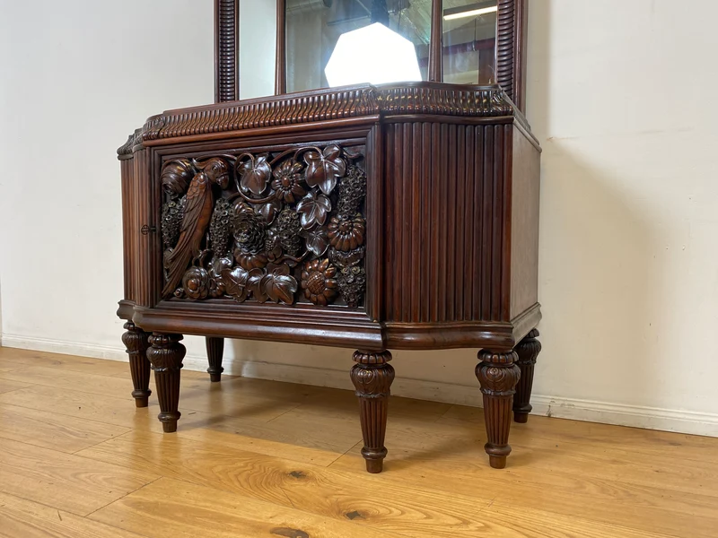 Edle antike Spiegelkommode aus vollem Holz handverziert mit floralem Ornamenten.