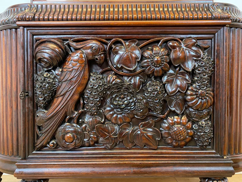 Edle antike Spiegelkommode aus vollem Holz handverziert mit floralem Ornamenten.