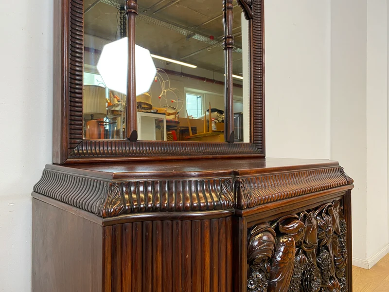 Edle antike Spiegelkommode aus vollem Holz handverziert mit floralem Ornamenten.