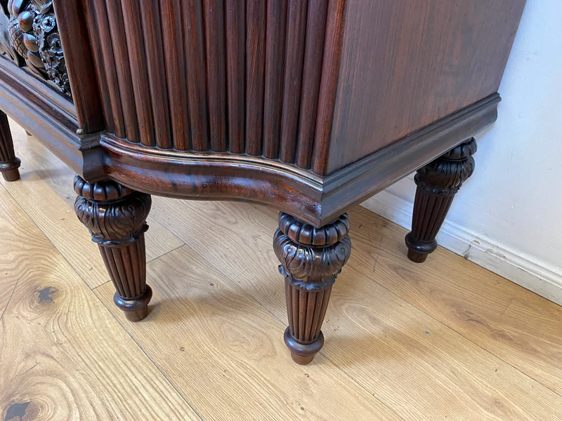 Edle antike Spiegelkommode aus vollem Holz handverziert mit floralem Ornamenten.