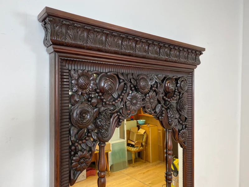 Edle antike Spiegelkommode aus vollem Holz handverziert mit floralem Ornamenten.