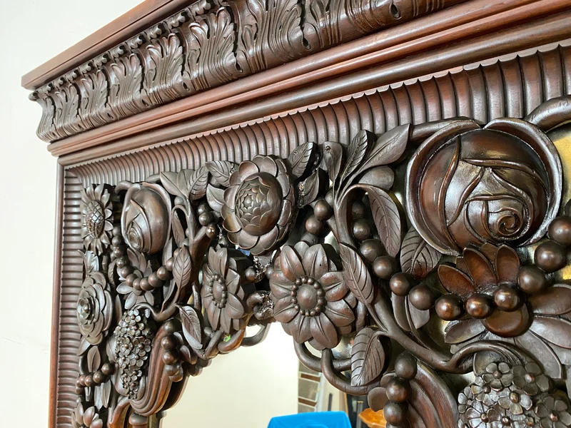Edle antike Spiegelkommode aus vollem Holz handverziert mit floralem Ornamenten.