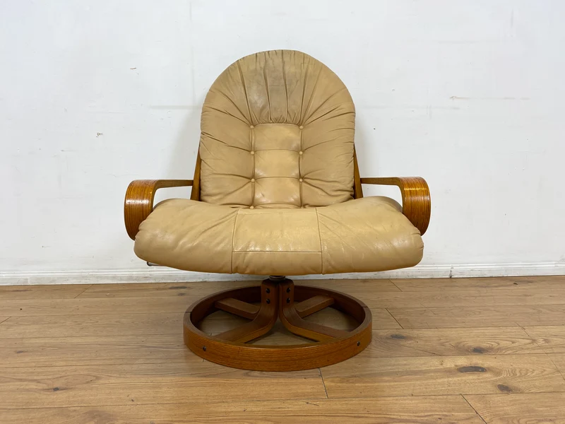 Eleganter & äußerst gemütlicher norwegischer Designer Drehsessel von Rybo Rykken mit beigem Echtleder Bezug