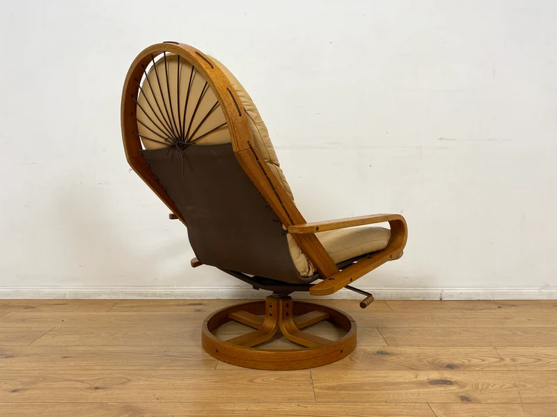 Eleganter & äußerst gemütlicher norwegischer Designer Drehsessel von Rybo Rykken mit beigem Echtleder Bezug